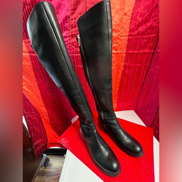 MK Boots over the knee. Leather and texture. Cute design with silver hardware 8 - Picture 6 of 10